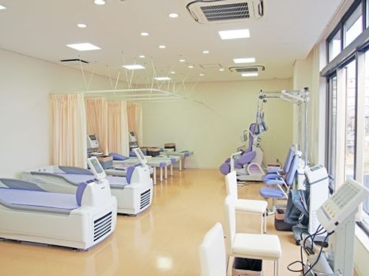 機能訓練器具が並ぶ室内  