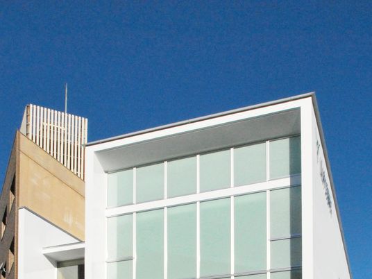 明るい外観の建物  
