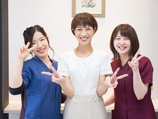 笑顔のスタッフ3人ロビー  