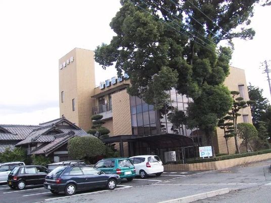 施設の外観と駐車場外観  