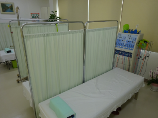 機能訓練用ベッドのある室内  