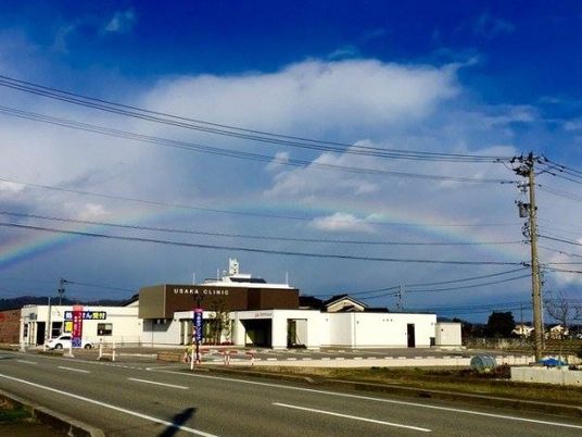 施設外観の建物前  