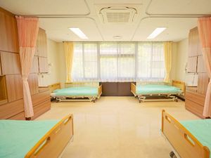広い窓のある居室