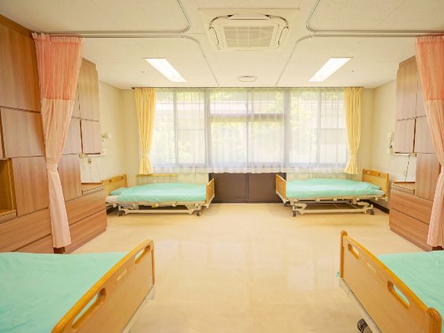 広い窓のある居室 居室 大きな窓から自然光が入り、明るく快適な空間でリラックスできます。居室は広くゆったり過ごせます。