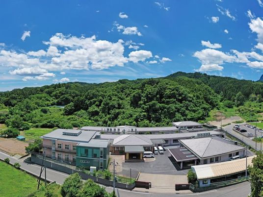 山あいに建つ施設外観  