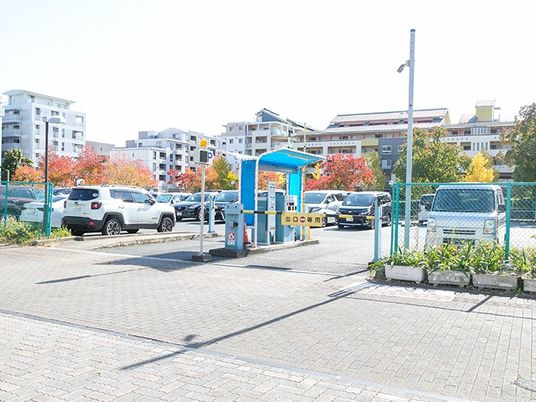 駐車場と出入口  