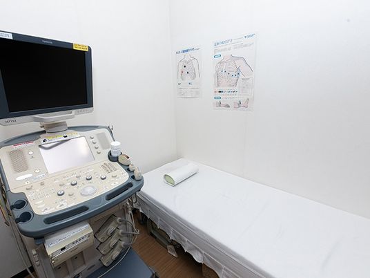 診察用ベッドと機器のある部屋  