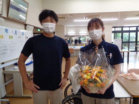 笑顔の職員が並ぶ食堂  