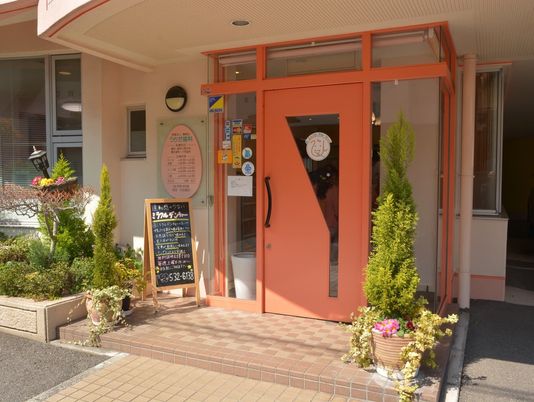 明るい入口の外観  
