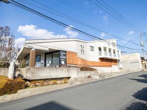 白い外観の建物