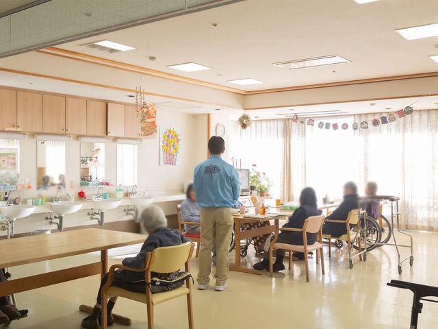 開放感のある共有スペース ダイニングルーム 広々としたダイニングルームでは、利用者がリラックスしながら交流を楽しむことができます。