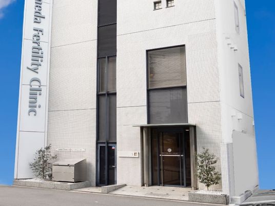 白い建物の外観  