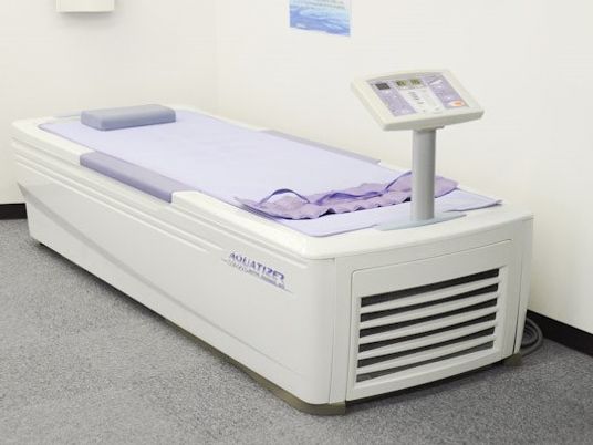 機能訓練用の機器がある室内  