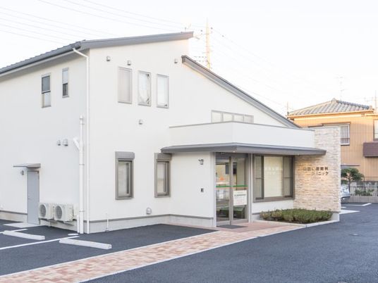 白い建物の外観  