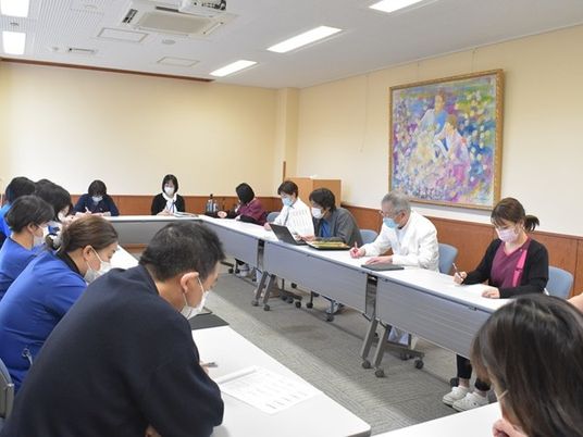 会議中の多目的室  