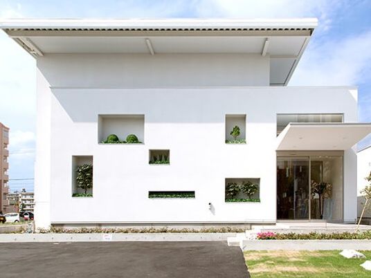 白い建物の外観  