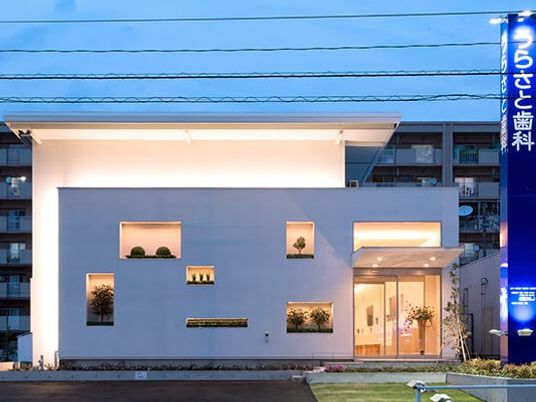 明るい外観の建物  