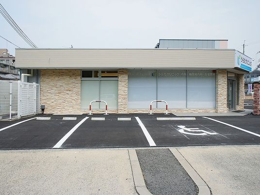 建物前の駐車場  