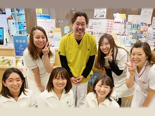 笑顔のスタッフ集合のロビー