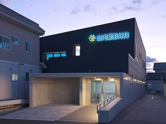 夕景の建物外観  