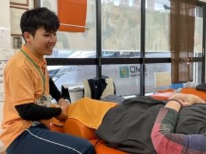 笑顔の職員がいる訓練室