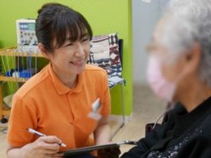 笑顔で話すスタッフと利用者の場面