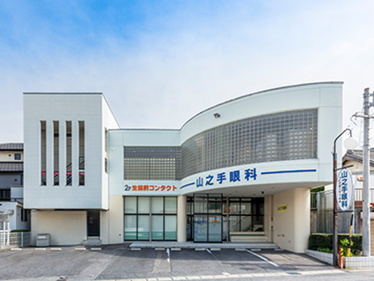 明るい外観の施設入口