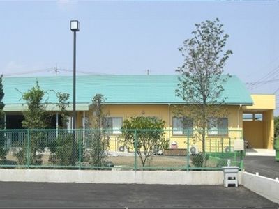 緑の屋根の建物外観