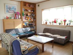 明るい居室の様子