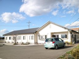 広々とした施設の外観