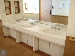 清潔な洗面台が並ぶ空間