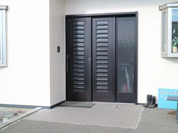 モダンなエントランス扉