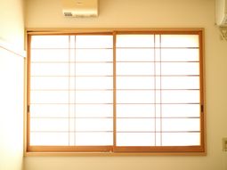 明るい和室の窓