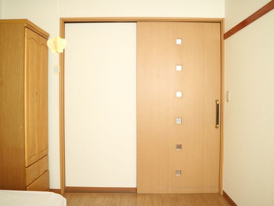 暖かみのある居室のドア