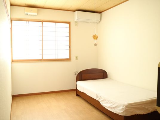 明るいシンプルな居室