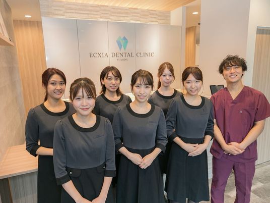 スタッフが並ぶ受付