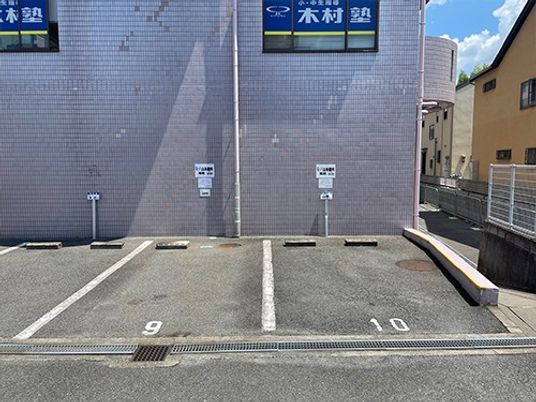 建物前の駐車場外観  
