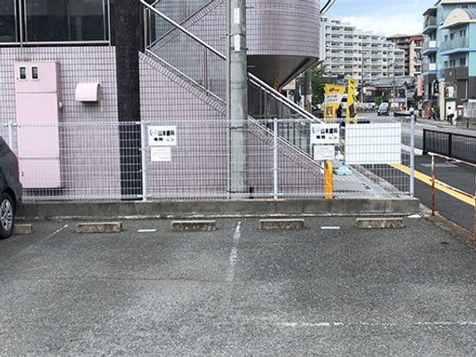 建物前の駐車場外観  