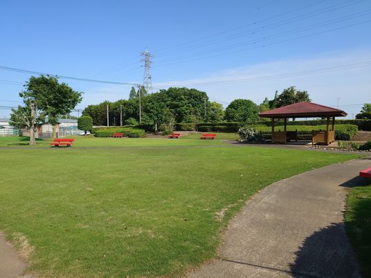 芝生の庭と東屋の庭  