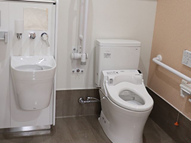 使いやすいトイレ トイレ 広々としたトイレ空間には、安全に配慮した手すりが設置されています。快適にご利用いただけます。