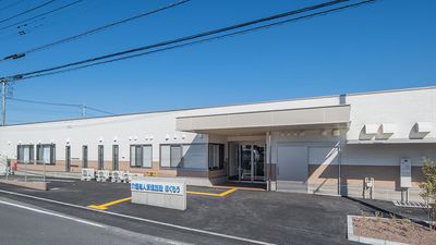 広々とした建物外観
