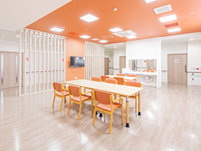 明るい空間のラウンジ ラウンジ 広々とした空間で、自然光がたっぷり入ります。快適に過ごせる設備が整っています。