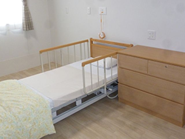 居心地の良い居室 居室 窓から自然光が差し込む明るい空間です。快適な環境でリラックスできる居室が特徴です。