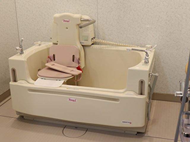 入浴設備の浴室 浴室 清潔で機能的な入浴設備が整っています。快適な入浴体験を支える空間です。