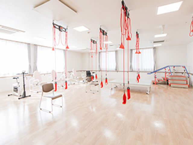 機能訓練を行える広々とした部屋 機能訓練室 自然光が差し込み、リハビリに適した広いスペースです。必要な設備も充実しています。