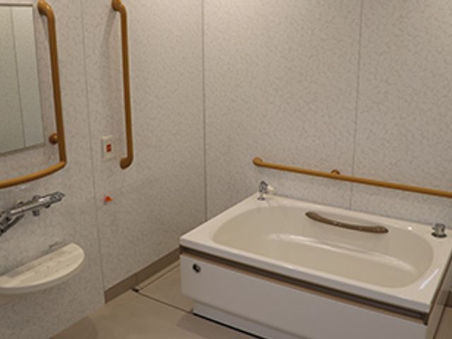 使いやすい浴室 浴室 安全に配慮された浴室です。手すりが設置されており、安心して入浴できます。