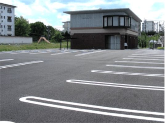 建物前の駐車場  