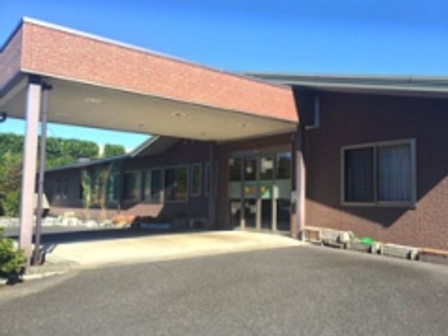 広い出入口の建物 エントランス 広々としたエントランスは、車椅子でのアクセスがしやすく設計されています。