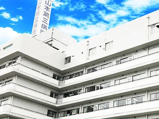 白い建物の外観  