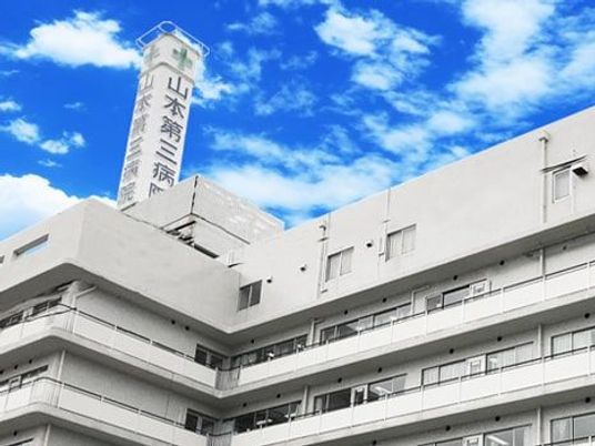 白い建物の外観  